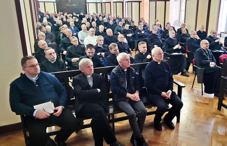 	Kapłani archidiecezji wrocławskiej wysłuchali kilku wystąpień.