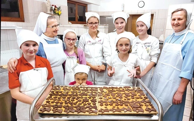 	DSM przy parafii pw. NMP Pocieszenia u ojców redemptorystów w akcji – pieczenie świątecznych pierniczków. 