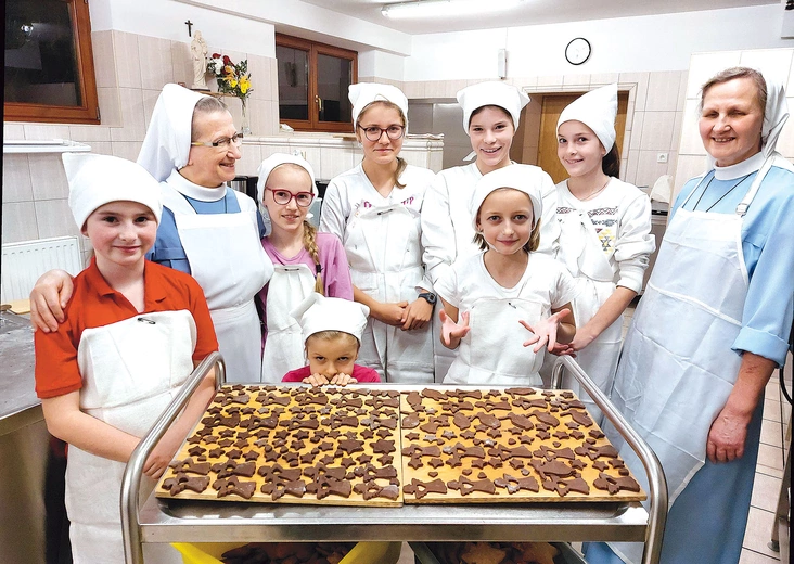 	DSM przy parafii pw. NMP Pocieszenia u ojców redemptorystów w akcji – pieczenie świątecznych pierniczków. 