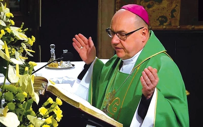 	W kaplicy jasnogórskiej wrocławski biskup pomocniczy uwrażliwiał na tych najbardziej potrzebujących. 