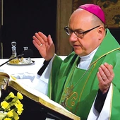 	W kaplicy jasnogórskiej wrocławski biskup pomocniczy uwrażliwiał na tych najbardziej potrzebujących. 