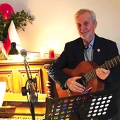 	O Polsce rozmawiali przy pianinie i gitarze.