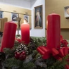 Od niedzieli zapalamy świece w adwentowym wieńcu