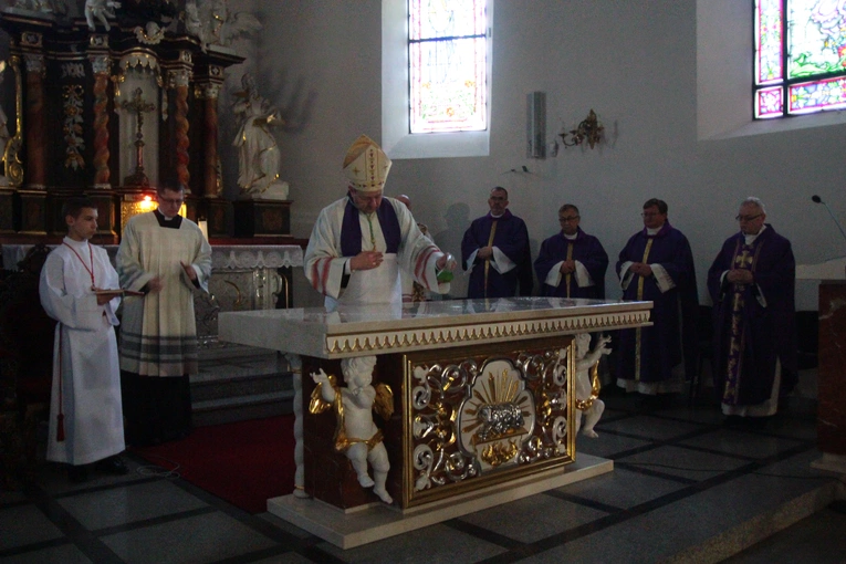 Polkowice. Poświęcenie ołtarza i... nas