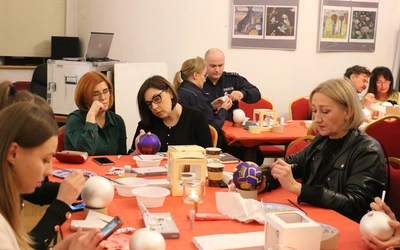 Dochód z licytacji świątecznych ozdób zostanie przeznaczony na leczenie i rehabilitację Jakuba.