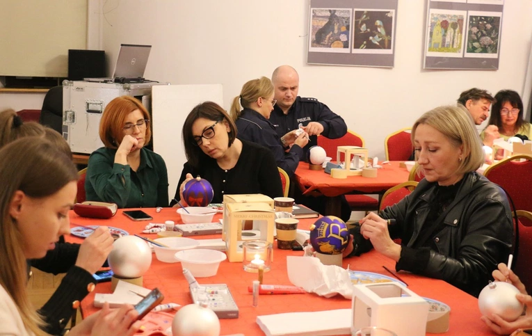 Dochód z licytacji świątecznych ozdób zostanie przeznaczony na leczenie i rehabilitację Jakuba.