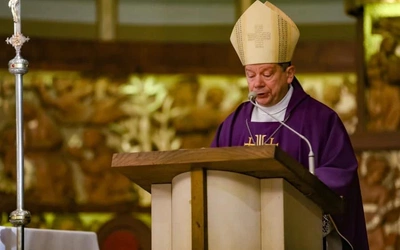 - Tutaj, w Jastrzębiu-Zdroju, pracujący i tu mieszkający górnicy zawsze w to wierzyli i nigdy nie pogodzili się z tym, że sprawiedliwość miałaby umrzeć - mówił bp Olszowski.