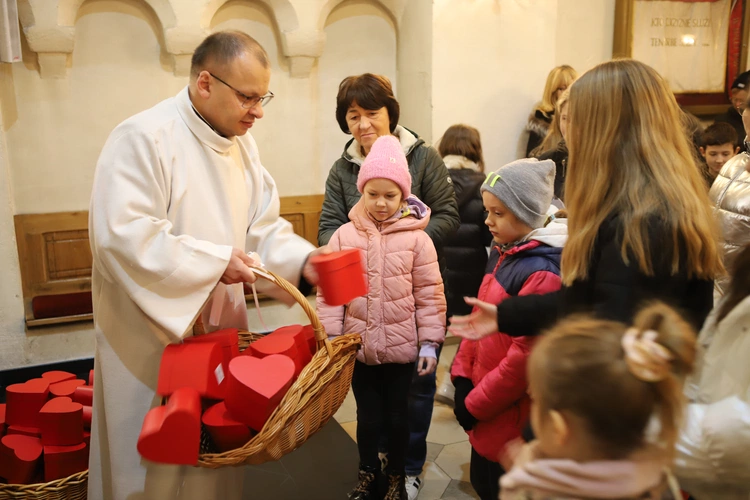Roraty z pasterzem diecezji w Białej Rawskiej