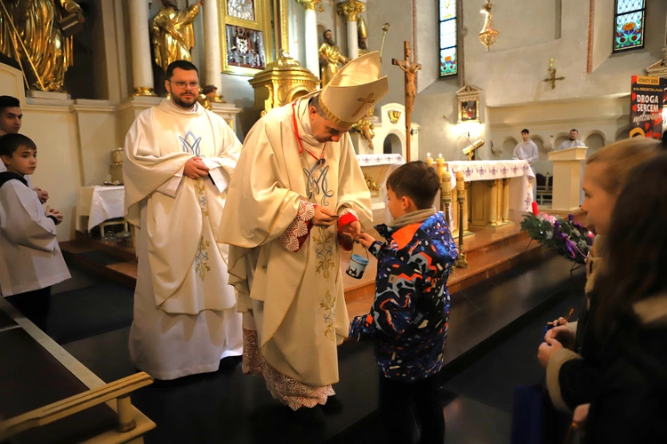 Roraty z pasterzem diecezji w Białej Rawskiej
