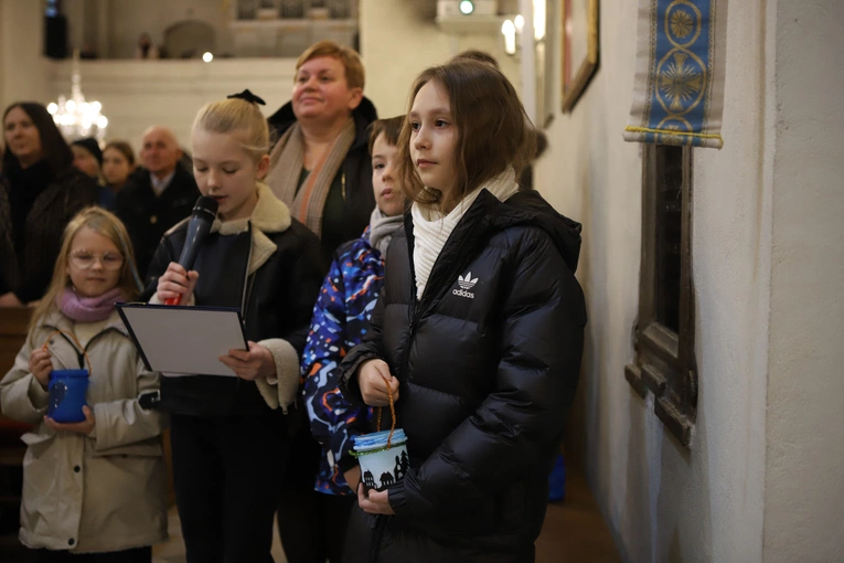 Roraty z pasterzem diecezji w Białej Rawskiej