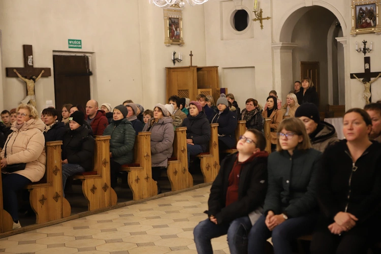 Roraty z pasterzem diecezji w Białej Rawskiej