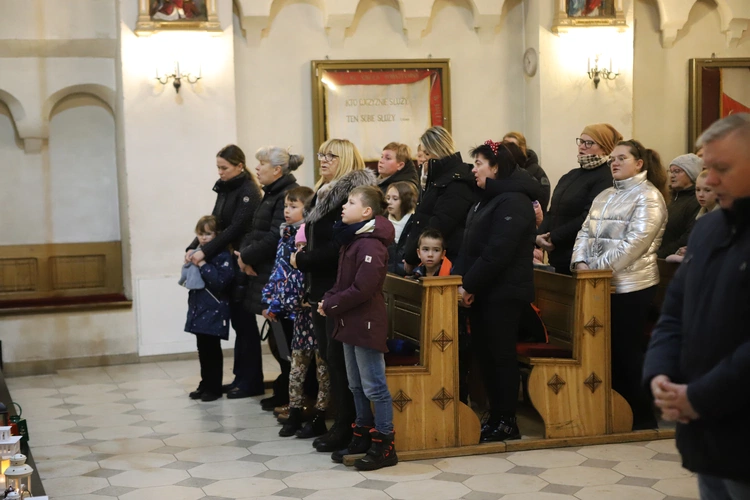 Roraty z pasterzem diecezji w Białej Rawskiej
