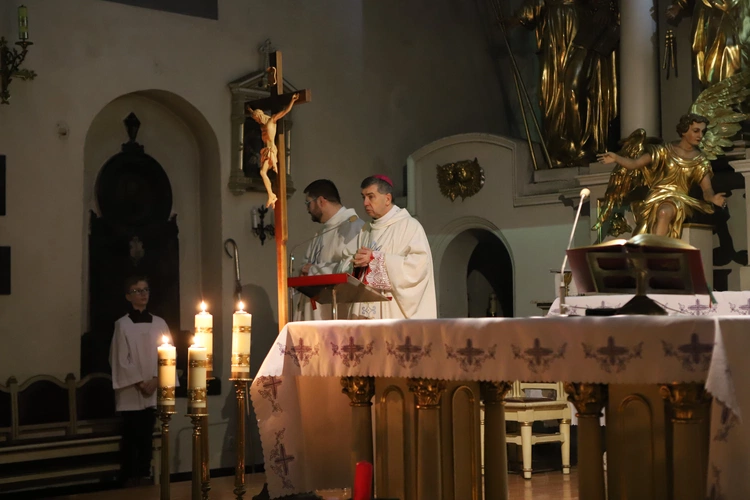 Roraty z pasterzem diecezji w Białej Rawskiej