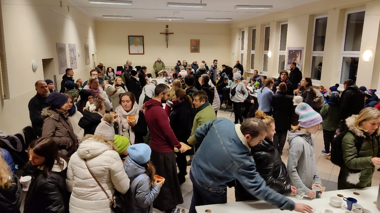 "Mamo, wstawaj, spóźnimy się na roraty!"