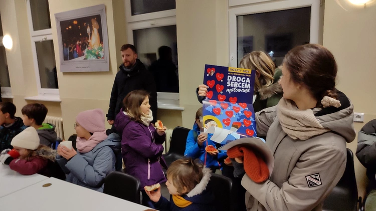 "Mamo, wstawaj, spóźnimy się na roraty!"