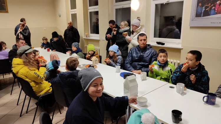 "Mamo, wstawaj, spóźnimy się na roraty!"