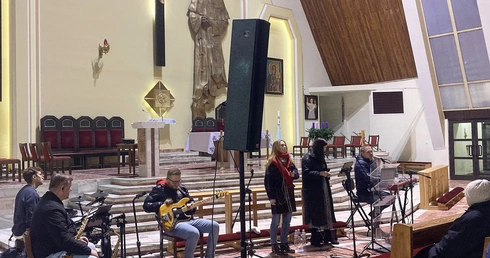 Głoszono kerygmat, uwielbiano Boga, odnawiano wiarę