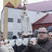 Co tych 40 facetów robi na ulicy z różańcami w rękach?