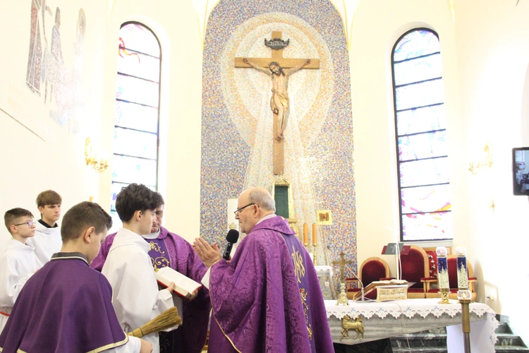 Tarnów-Krzyż. Błogosławieństwo obrazu Chrystusa Ukrzyżowanego