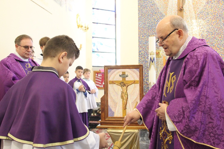 Tarnów-Krzyż. Błogosławieństwo obrazu Chrystusa Ukrzyżowanego