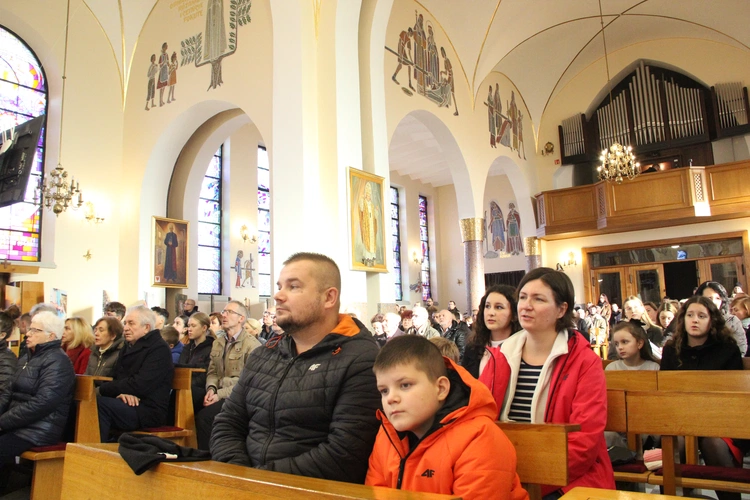 Tarnów-Krzyż. Błogosławieństwo obrazu Chrystusa Ukrzyżowanego