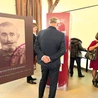 	Ekspozycja to rekwizyty związane z deportacją oraz mobilne kolumny z informacjami na temat historycznego tła wydarzeń roku 1945. Prezentowane są także nagrane wspomnienia świadków tamtych dramatów.