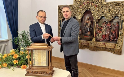 Ks. Tomasz Wojtal, kanclerz kurii metropolitalnej,  i ks. Łukasz Gaweł, proboszcz parafii katedralnej.