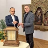 Ks. Tomasz Wojtal, kanclerz kurii metropolitalnej,  i ks. Łukasz Gaweł, proboszcz parafii katedralnej.