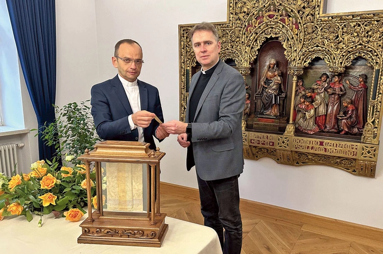 Ks. Tomasz Wojtal, kanclerz kurii metropolitalnej,  i ks. Łukasz Gaweł, proboszcz parafii katedralnej.