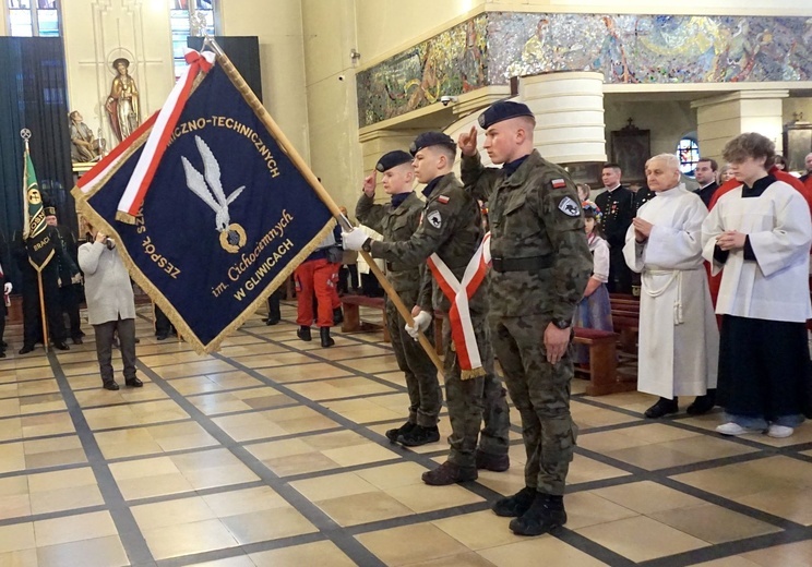 Poczty sztandarowe na barbórce w Sośnicy