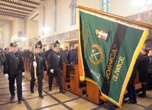 Poczty sztandarowe na barbórce w Sośnicy