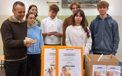 Ostrowieckie liceum pomaga misjom poprzez recykling