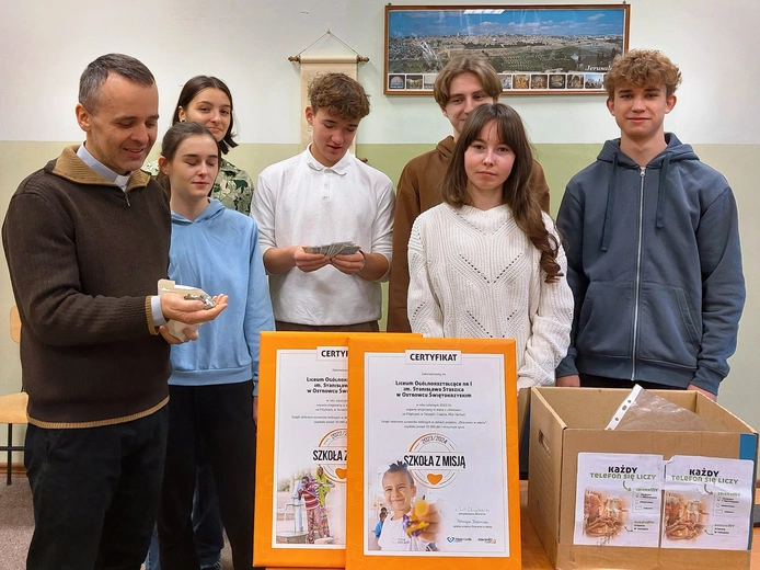 Ostrowieckie liceum pomaga misjom poprzez recykling