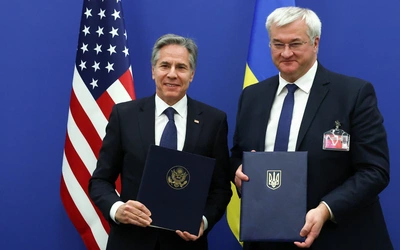 Sekretarz stanu USA Antony Blinken (z lewej)