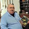 Rafał Nowakowski ze swoją książką o kuchni kaszubskiej.