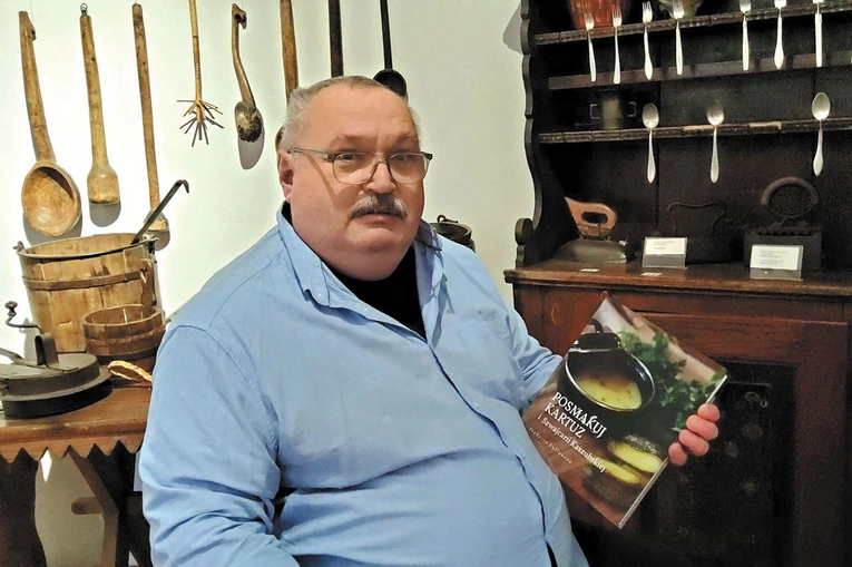Rafał Nowakowski ze swoją książką o kuchni kaszubskiej.