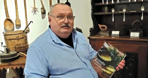Rafał Nowakowski ze swoją książką o kuchni kaszubskiej.