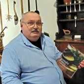 Rafał Nowakowski ze swoją książką o kuchni kaszubskiej.
