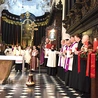 	– Ta świeca, którą dzisiaj zapaliliśmy, ma nam rozświetlać drogę ku tym, którzy oczekują pomocy – podkreślił abp Wojda.
