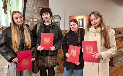 	Animatorki z Pogórza przyjęły uroczyste błogosławieństwo  do swojej posługi.