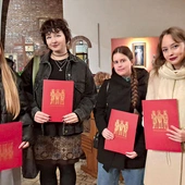 	Animatorki z Pogórza przyjęły uroczyste błogosławieństwo  do swojej posługi.