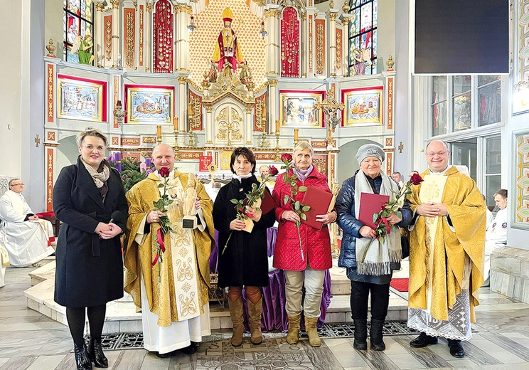 	Tegoroczni nagrodzeni z ks. M. Wróblem (P) i M. Stanowską (L).