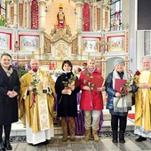 	Tegoroczni nagrodzeni z ks. M. Wróblem (P) i M. Stanowską (L).