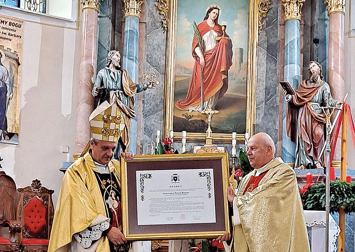 	Bp Roman Pindel i kustosz ks. Jacek Kobiałka prezentują dekret.