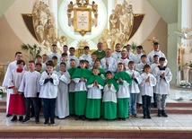 	Uczestnicy pogórskich zajęć z prowadzącymi.