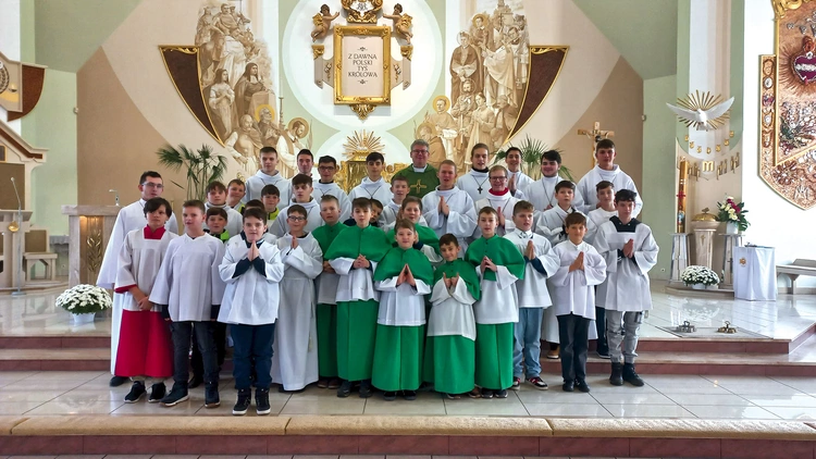 	Uczestnicy pogórskich zajęć z prowadzącymi.