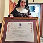 Siostra Rafaela Rapacz z biskupim dekretem.