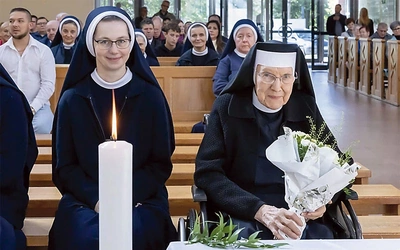 	Jubilatka podczas uroczystości w Sośnicy, z lewej siostra M. Laureta Kobylińska.
