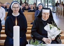 	Jubilatka podczas uroczystości w Sośnicy, z lewej siostra M. Laureta Kobylińska.