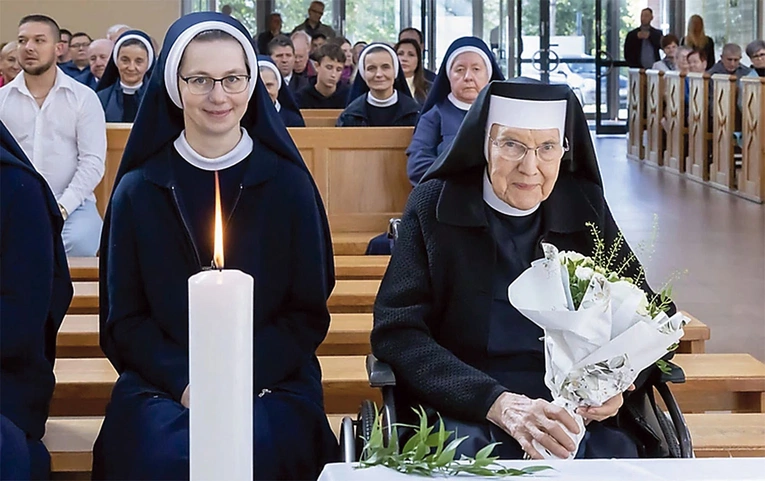 	Jubilatka podczas uroczystości w Sośnicy, z lewej siostra M. Laureta Kobylińska.